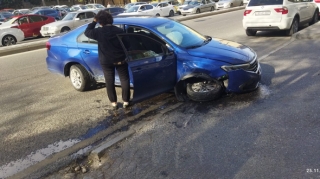 Серьёзное ДТП в Баку:  Женщина-водитель снесла светофор  - ВИДЕО - ФОТО