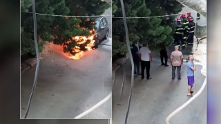 В Баку автомобиль внезапно загорелся на парковке - ВИДЕО