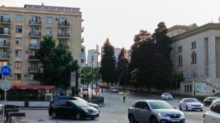 В Баку ликвидировали незаконную парковку перед известным рестораном 