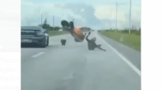 "Porsche" ilə yarışa çıxmaq istəyən bayker ölümdən döndü   - VİDEO