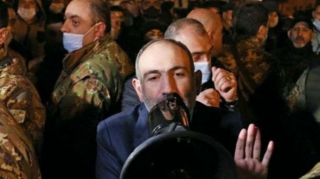 Paşinyan azsaylı tərəfdarlarının qarşısına çıxdı  - FOTO