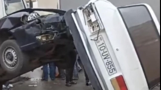 Azərbaycanda qeyri-adi qəza:  İki avtomobil “şahə qalxdı”   - VİDEO