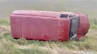 Sürücü yola çıxan eşşəyi vurmamaq üçün  “Ford Transit”i aşırdı    - VİDEO