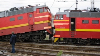 İki qatar toqquşub, yaralananlar var 