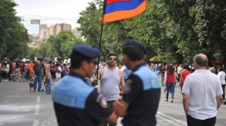 Yerevanda polislə vətəndaşlar arasında dava düşdü
