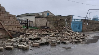 Qusarda hasar uşaqların üstünə uçdu: 1 ölü, 2 yaralı 