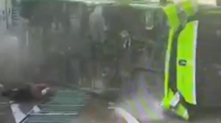 Avtobus idarəetməni itirərək yola aşıb; Sürücü isə... - VİDEO