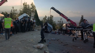 Hərbçiləri daşıyan mikroavtobus qəzaya düşdü: 6 ölü, 16 yaralı var   - FOTO