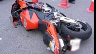 Yol polisindən qaçan bayker ağır qəzaya belə düşdü  - VİDEO 