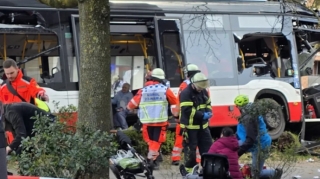 Marşrut avtobusu ağaca çırpılıb, 17 sərnişin xəsarət alıb 