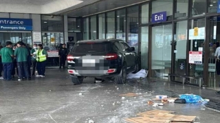 Aвтомобиль врезался в здание аэропорта, есть погибшие 