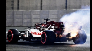 В Абу-Даби загорелся болид пилота "Формулы-1" 