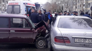 Mingəçevirdə iki avtomobil toqquşub, xəsarət alanlar var - VİDEO - FOTO 