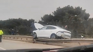 Binədə “BYD” dəmir maneəni aşaraq yol kənarına düşdü   - VİDEO