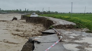 Sel suları Ağsuda yolu dağıtdı - FOTO