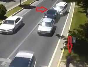 Qərarsız piyada qəzaya səbəb oldu - VİDEO