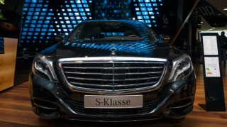 Житель Китая закопал Mercedes рядом с умершим родственником 