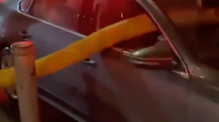 Avtomobilini yolun ortasında saxladı, qabaq şüşələrindən oldu  - VİDEO