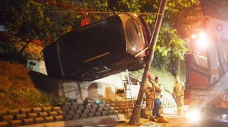 Qəribə qəza:  Avtomobil bağça ilə dirəyin arasında ilişib qaldı   - FOTO - VİDEO