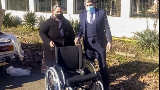 20 nəfər əlilə təkərli oturacaqlar verildi  - FOTO