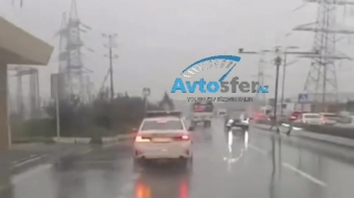 Yol polisi qəzada ayaqları sınan vətəndaşlara belə kömək etdi - VİDEO 