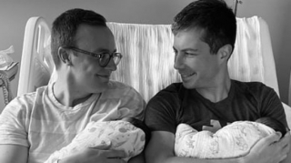 Həmcinsi ilə evlənən nəqliyyat nazirinin əkiz övladları dünyaya gəldi - FOTO 