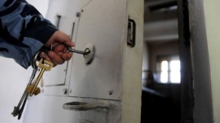 Polislər tərəfindən döyüldüyünü iddia edən pedofil həbsxanada ölü tapıldı