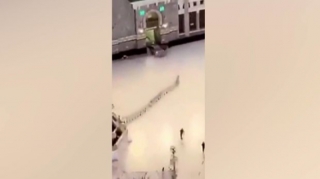 Məkkədə avtomobilini məscidin qapısına çırpdı  - VİDEO