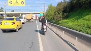 Motosiklet sürücüsü sərnişinin saçını dartdı; ölümdən son anda xilas oldular – ANBAAN VİDEO 