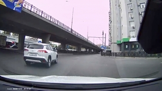 Dairədə qayda pozan sürücü təhlükəli vəziyyət yaratdı    - VİDEO