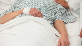 Qazaxda gənc qadın qolundan kəsik xəsarətləri alıb