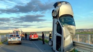 Körpüdə qəzaya səbəb olan avtomobil şahə qalxdı; sürücü və sərnişin yaralandı - VİDEO 