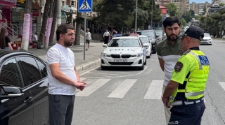 Əhmədlidə sürücülər cərimədən yayınmaq üçün avtomobillərin nömrəsini gizlədirlər - FOTO 