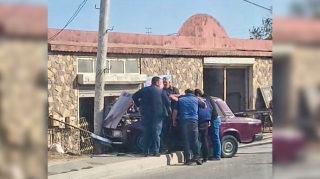 Gənc sürücü “07”ni işıq dirəyinə çırparaq huşunu itirdi   - VİDEO