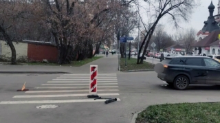 Qadın sürücü keçiddən keçən 10 yaşlı skuterçini vurdu - VİDEO 