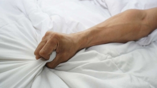 Azərbaycanda iki qadın kişinin əl-ayağını bağlayıb, təcavüz etdi - VİDEO 