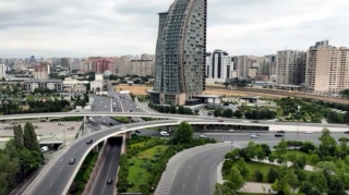 Новая схема движения на перекрестке в Баку создает сложности для водителей - ВИДЕО