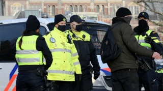 Silahlı şəxs yoldan keçənlərə hücum etdi: Ölən və yaralılar var 