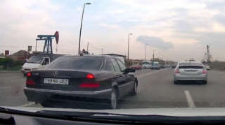 Bakıda yolun ortasında dayanıb sola dönən taksi sürücüsü qəza şəraiti yaratdı - VİDEO 