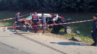 Yük maşını minik avtomobillərinin üstünə aşdı: 6 ölü, 3 yaralı 