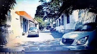 Diqqətsiz sürücü qarşısına çıxan maşını vurdu   - VİDEO