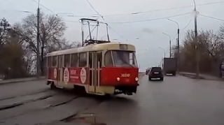 Relsdən çıxan tramvay sürücüləri qorxuya saldı - VİDEO