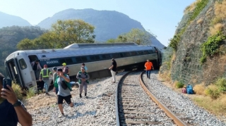 Meksikada qatar relsdən çıxdı - Ölənlər var 
