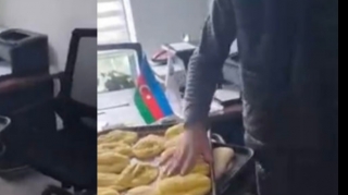 В Азербайджане предприниматель выразил протест необычным способом  - ВИДЕО