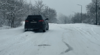 На дороге Баку-Шамахы-Евлах ввиду снегопада возникли трудности с движением автотранспорта 