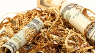 Dayə evdən 12 min manatlıq qızıl oğurladı