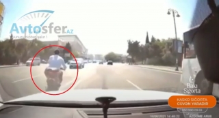 Özünü əks yola atan moped sürücüsü ölümdən son anda döndü  - VİDEO