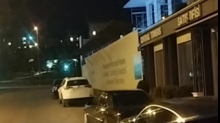 Tikinti gedən binanın altında maşın saxlayıblar – İŞÇİLƏR NARAZIDIR - VİDEO 