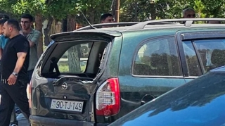 Sumqayıtda avtomobil əvvəl piyadanı, daha sonra digər maşını vurdu - FOTO 