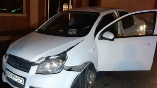 Bakıda avtomobil səkiyə dəyərək aşıb - FOTO - VİDEO 